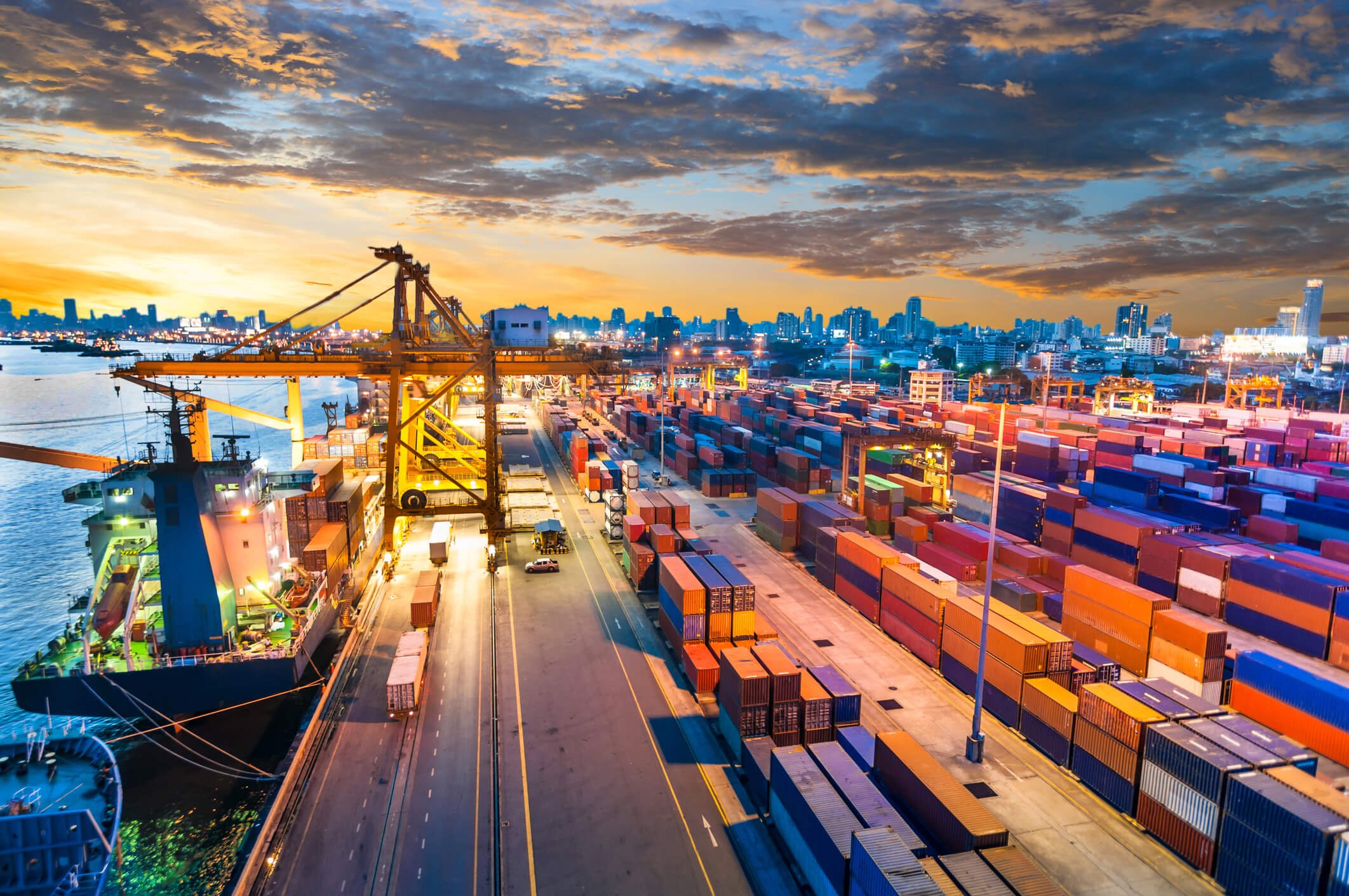 Videocamera professionale di flotta installata sul parabrezza di un veicolo aziendale