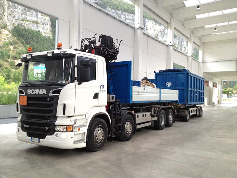 Flotta mista camion e furgoni per trasporto rifiuti pericolosi con sistema GPS